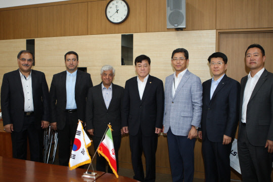 지난 20일 LS엠트론 전주공장에서 첨단 트랙터 기술력을 체험하기 위해 방한한 케샤바르즈 이란 농업부 차관(왼쪽부터 세 번째) 일행이 이광원 LS엠트론 이광원 사장, 정만기 산업통상자원부 1차관(왼쪽부터 네 번째)과 만나 기념사진을 찍고 있다. <LS엠트론 제공>